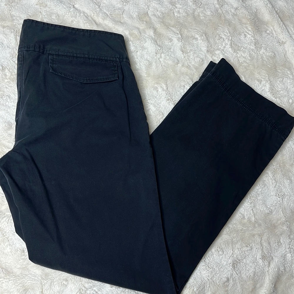 Eddie Bauer size 6 black pants. Pockets front and back. Zip and 3 button closure